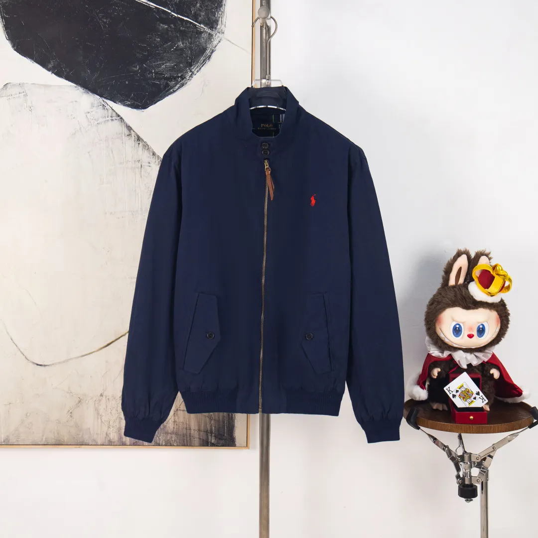 P400 💰zp version [exclusive supply] - Ralph Lauren/Ralph Lauren all-season classic retro old money style unisex Harrington stand-up collar flight jacket - the same as the original 40*21-1/2 bias precision washed cotton face green and white plaid lining ✅ - custom-woven double-layer rabbit velvet needle thread non-market wrong version mercerized cotton ✅ - customized brand zipper dark and light two-color buttons genuine leather zipper piece ✅ - Recommended by many fashion bloggers. Simple line design and wide and neat tailoring. Simple matching can make you look fashionable. It can be easily handled whether it is outdoor outings or business commuting. I love the unisex style that can be worn by both men and women. Retro will never go out of style. Color: Khaki Navy Size: S M L XL Number: WW10734